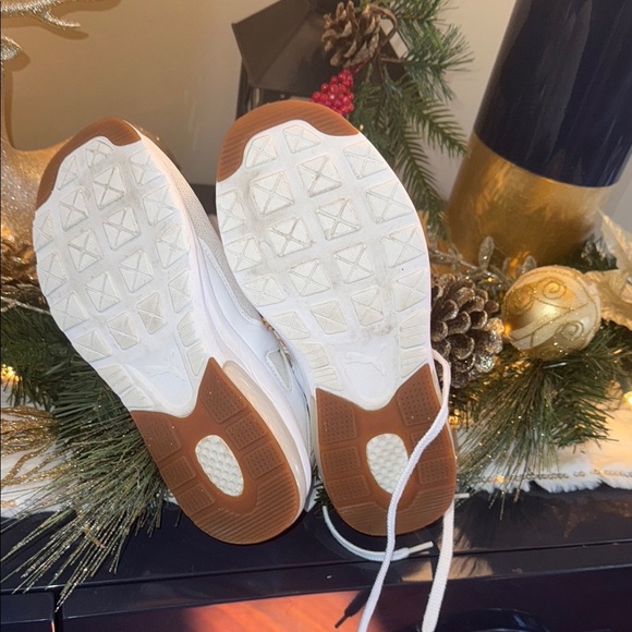 Puma White Sneakers Sleek Low-Top Design - Picture 4 of 7